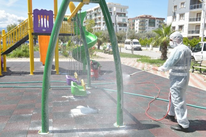 Çiğli’deki Parklarda Dezenfeksiyon Çalışmaları Yoğunlaştı