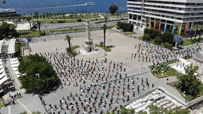 İzmirliler Cuma Namazını Konak Meydanı’nda Kıldı