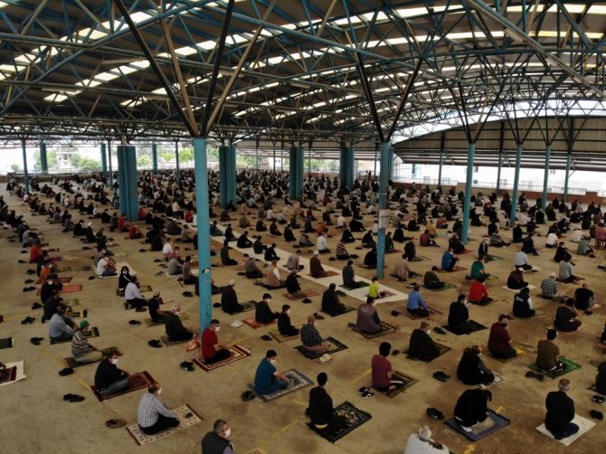 Denizli’de Yüzlerce Kişi 74 Gün Sonra Cuma Namazı İçin Buluştu