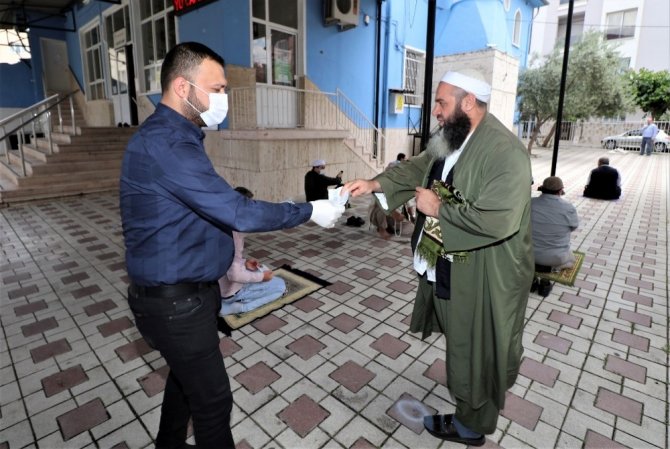 Cuma Namazını Kılmaya Gelen Vatandaşlara Ücretsiz Maske Dağıtıldı