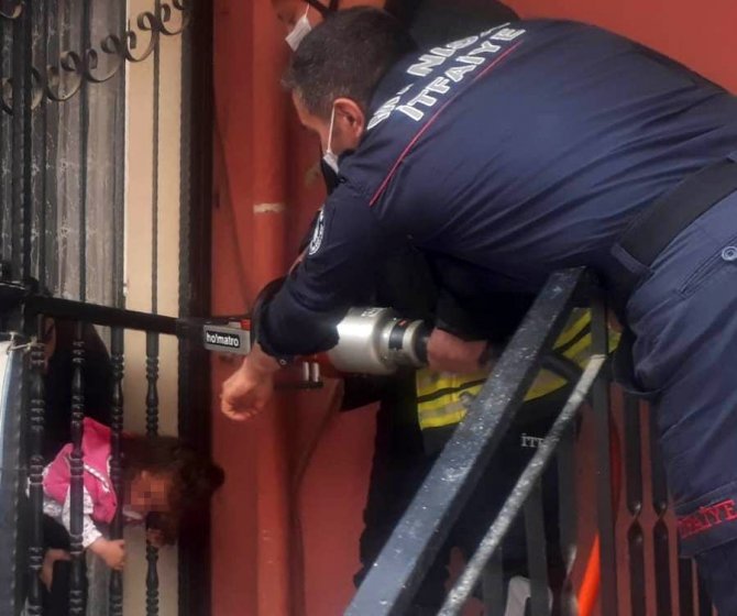 Kafası Korkuluklara Sıkışan Çocuğu İtfaiye Ekipleri Kurtardı