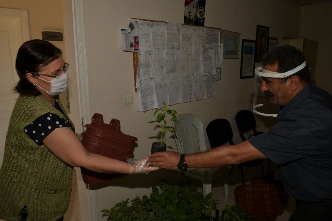 Çiğli’de Vatandaşlar Sebzesini Evlerinde Yetiştirecek