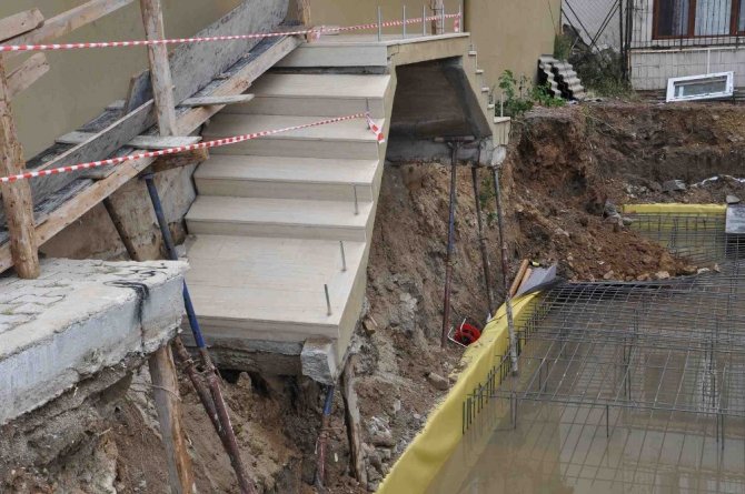 İzmir’de Sağanak Yağış Sonrası 2 Apartmanın Girişinde Çökme Meydana Geldi