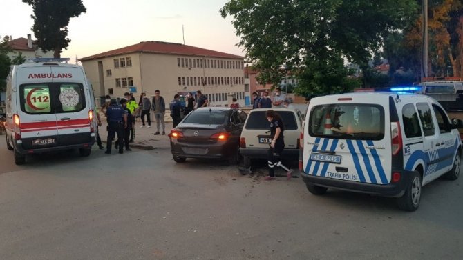 İki Otomobil Kafa Kafaya Çarpıştı, Sürücüler Yaralandı