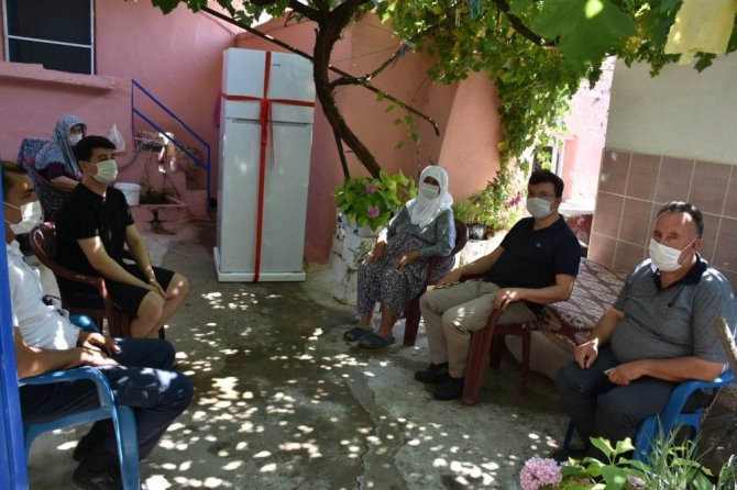 Kaymakam Şahin, Şehit Annesine Buzdolabı Hediye Etti