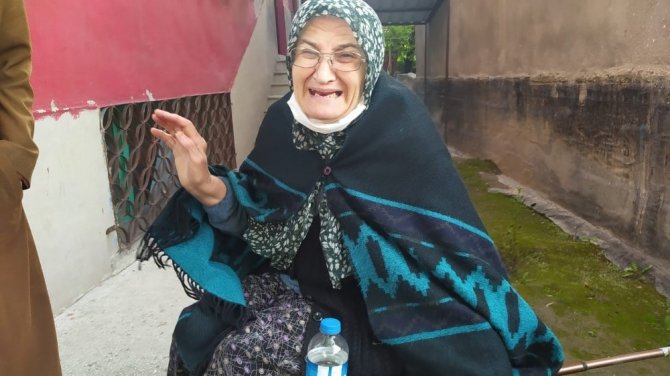 Dolandırıcının Aydın’da Yakalandığını Öğrenen Fatma Nine, Gözyaşlarına Boğuldu