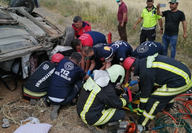 Otomobil Şarampole Yuvarlandı: 3 Yaralı