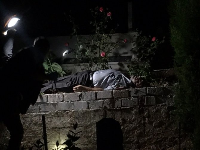 Eşinin Mezarı Başında Silahla Vurulmuş Halde Bulundu