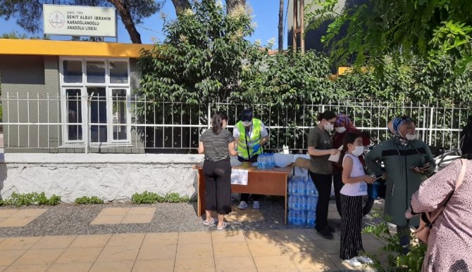 Yks’de Ter Dökecek Öğrencilere Su Ve Maske Desteği