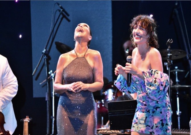 Hülya Avşar Sahnelere Geri Döndü