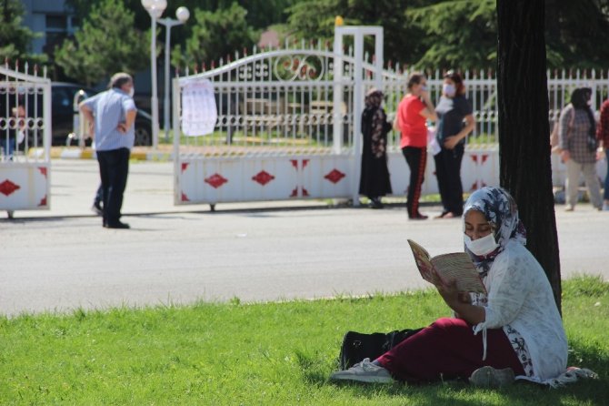 Öğrenciler İçeride, Aileleri Dışarıda Ter Döktü