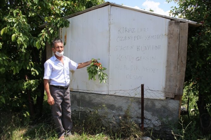 Bahçesine "Özenipte Yemeden Geçen Günahını Kendi Çeksin" Yazdı