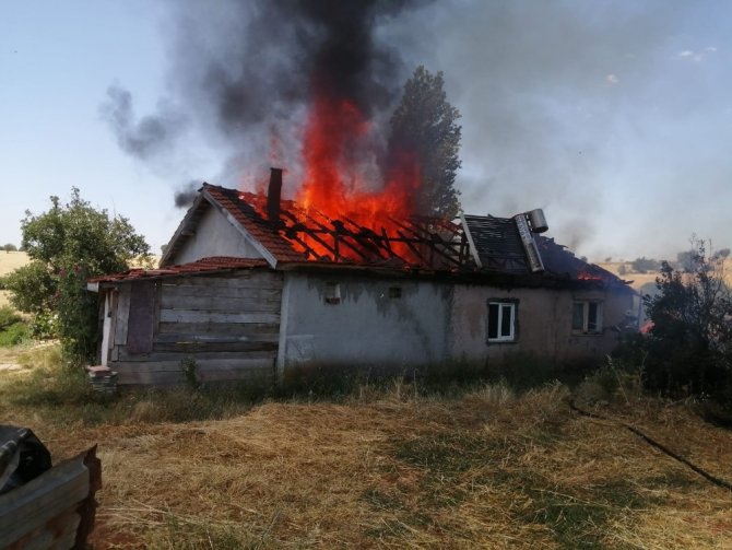 Yangında Tek Katlı Ev Kullanılmaz Hale Geldi
