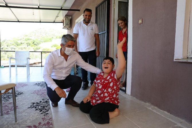 Başkan Oktay, 11 Yaşındaki Engelli Berat’ı Evinde Ziyaret Etti