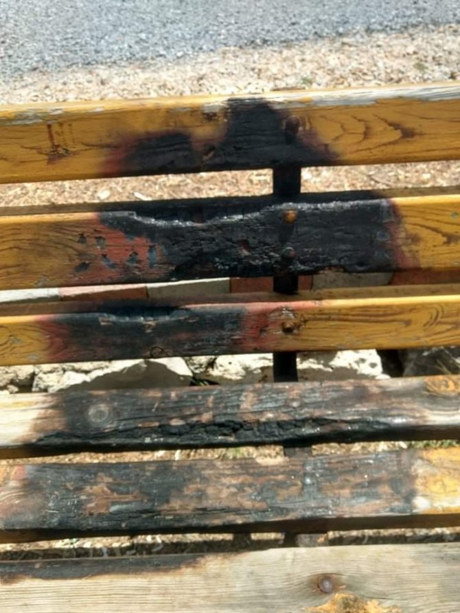 Didim’de Oturma Banklarının Yakılmasına Vatandaşlar Tepki Gösterdi