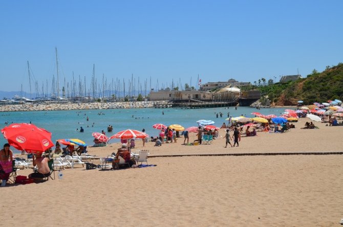 Didim’de Sıcaktan Bunalanlar Ege’nin Mavi Sularında Serinledi