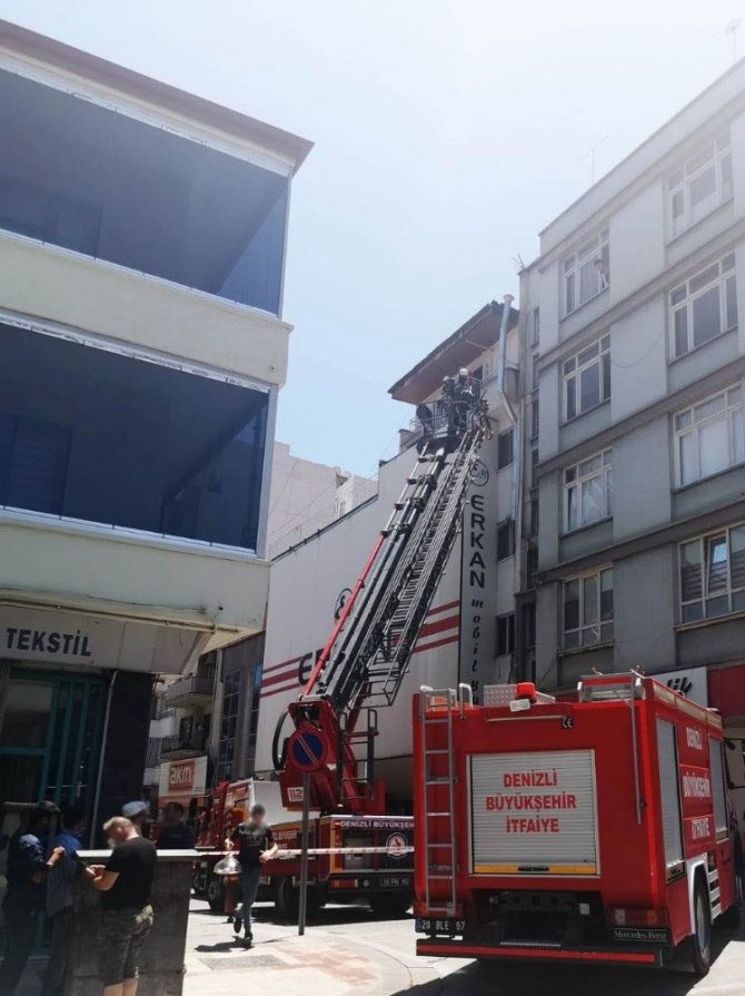 Çatı Katında Çıkan Yangın Paniğe Neden Oldu