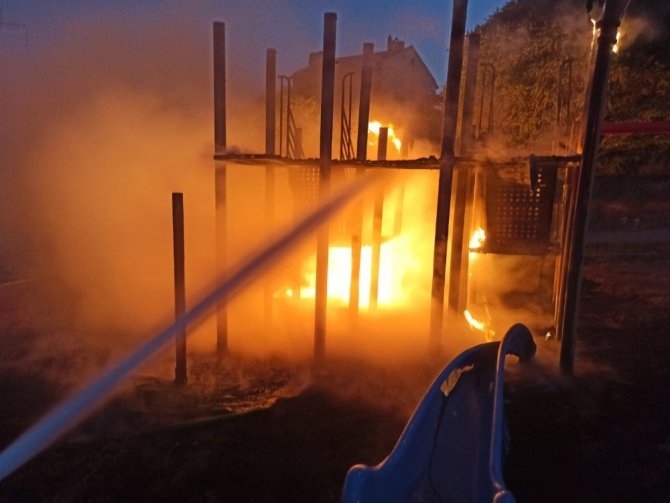 Parkta Çıkartılan Yangının Failleri Aranıyor