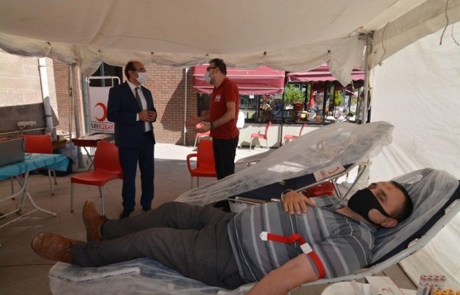 Başkan Çöl, Kızılay Kan Bağış Noktasını Ziyaret Etti