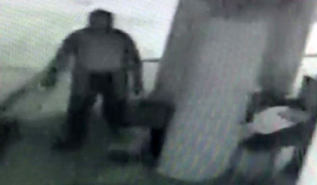 İzmir’de Tarihi Caminin Musluklarının Çalınma Anı Kamerada