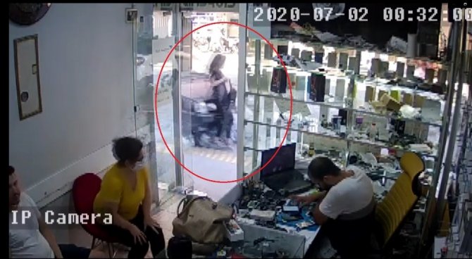 Kaldırımda Yürüyen Kadına Otomobilin Çarpma Anı Güvenlik Kamerasında