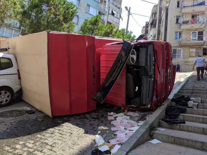 İzmir’de Eşya Taşıyan Kamyon Devrildi