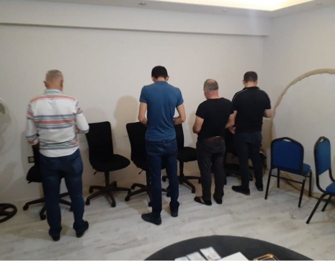 Kumar Oynatılan 2 Evde Bulunan 27 Kişiye 79 Bin Tl Ceza Kesildi