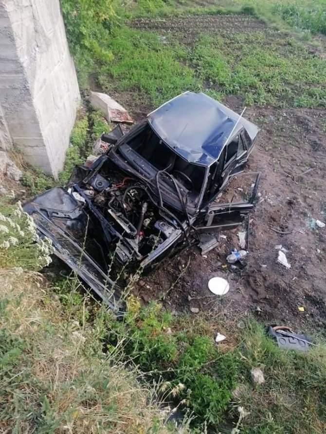 Hurdaya Dönen Otomobilden Şans Eseri Kurtuldu