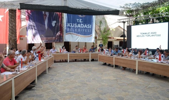 Kuşadası’nda Chp İle Ak Parti Arasında Faaliyet Raporu Polemiği Sürüyor