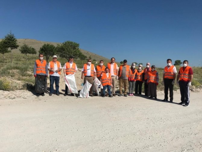 Emirdağ Gönüllüleri Çevre Temizliği Yapıyor