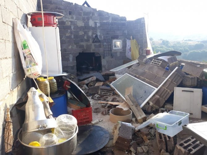 Kuvvetli Rüzgar Kula’da Bir Evin Çatısını Uçurdu, Duvarlarını Yıktı