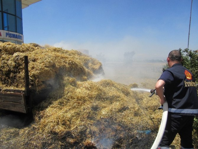 Traktör Römorkundaki Saman Balyaları Seyir Halinde Alev Aldı