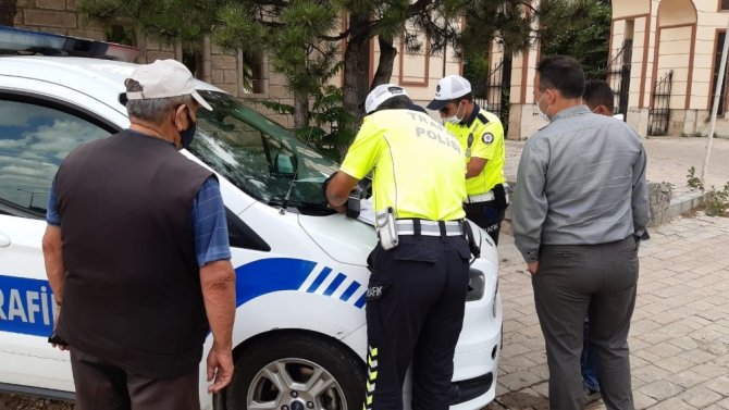 Korona Virüse Rağmen Durdurulan Taksiden 5 Kişi Çıktı