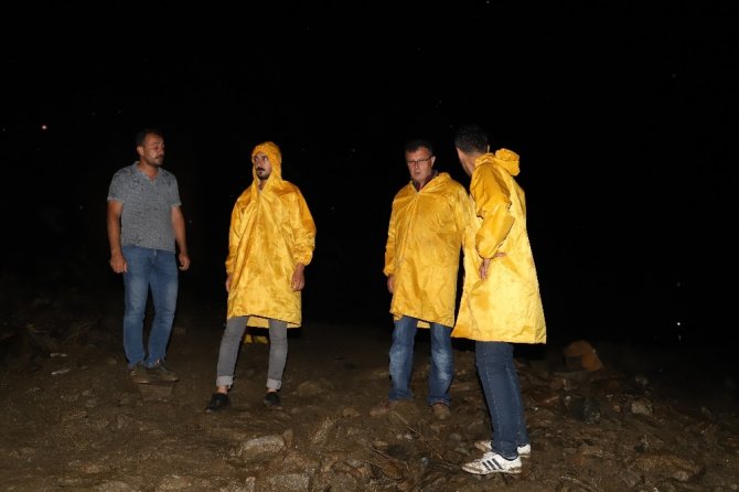 Şiddetli Yağmur Heyelana Neden Oldu, Yol Kapandı