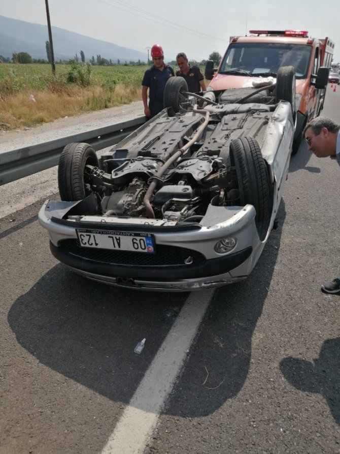 Otomobil Takla Attı, 3 Kişi Hastaneye Kaldırıldı