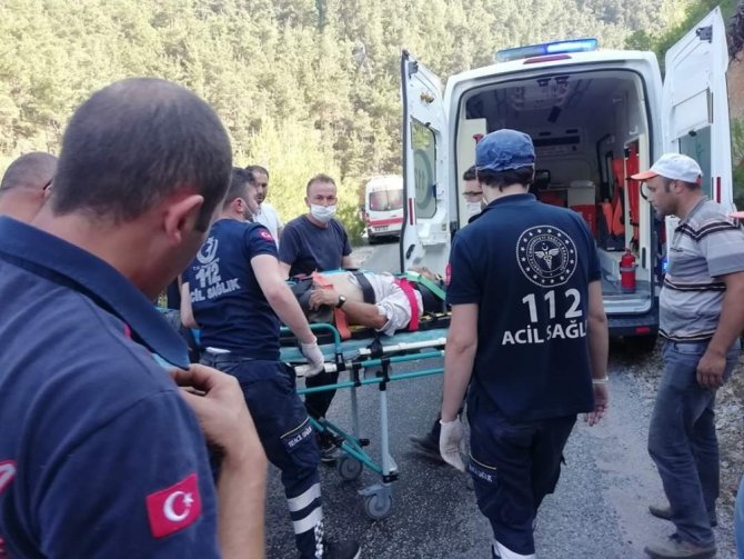 Köprüden Geçmeye Çalışan Traktör Dereye Devrildi: 1 Ölü, 1 Yaralı