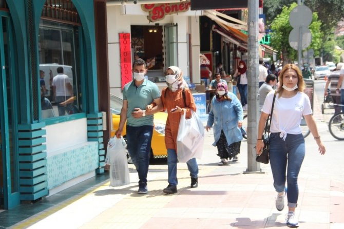 Korona Virüsün ’Pik’ Yaptığı Afyonkarahisar’da Sokaklardaki Kalabalık Azaldı