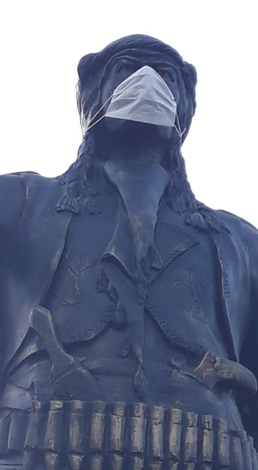 Zeybek Heykeline Maske Taktılar