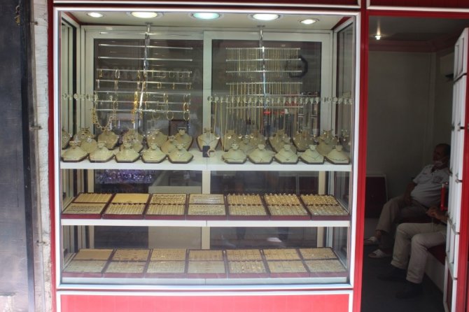 Yüzük Alma Bahanesi İle 5 Bin Tl Değerinde Yüzükleri Çaldı