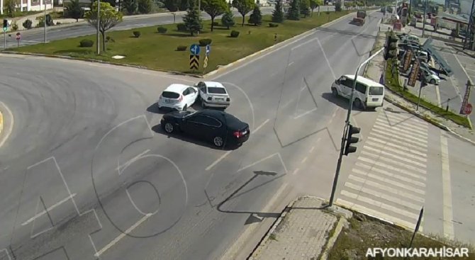 Kameralara Yansıyan Kazalarda Araçlar Adeta Çarpışan Oto Gibi Birbirlerine Girdi