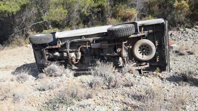 Datça’da Kamyonet Uçuruma Devrildi: 2 Yaralı