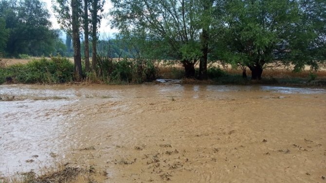 Bir Anda Yağan Yağmur Ve Dolu İle Köyü Sel Bastı
