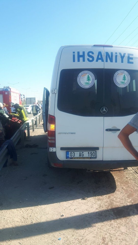 Yolcu Minibüsü İle Otomobil Çarpıştı 17 Kişi Yaralandı