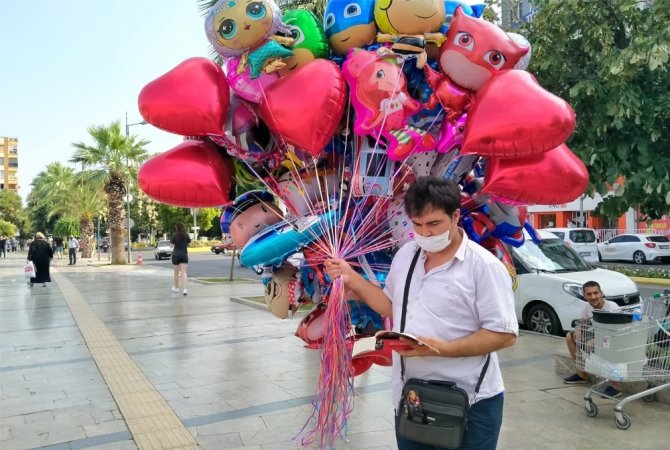 Çocuklara Hem Mutluluk Dağıtıyor Hem De Örnek Oluyor