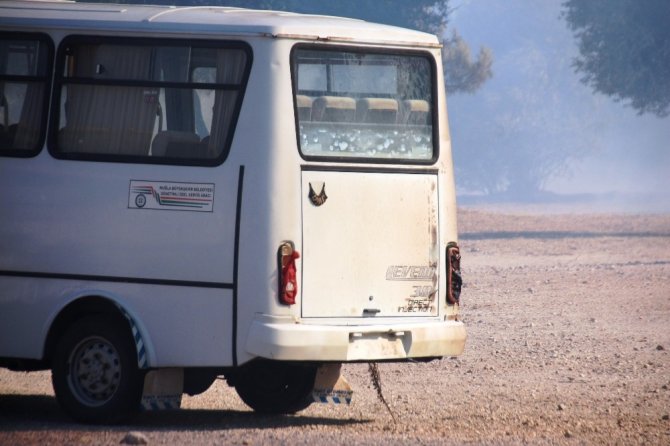 Mahalleli Yangını Söndürmek İçin Seferber Oldu