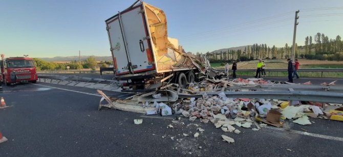 Uşak’ta Ticari Otomobil, Devrilen Tıra Çarptı; 1 Yaralı
