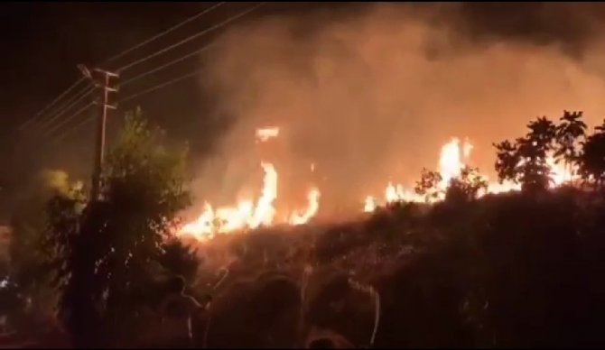 İzmir’de Yerleşim Yerlerine Yakın Noktada Meydana Gelen Yangın Kontrol Altına Alındı