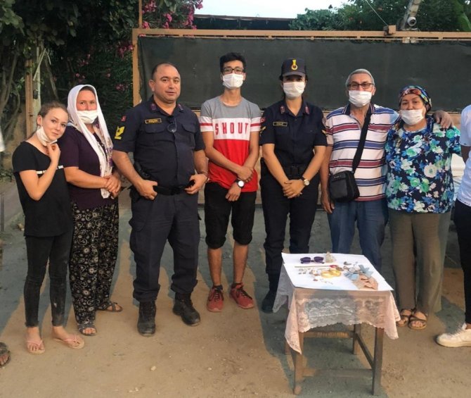 Mücevherlerini Düşürdü, Jandarma Arayıp Buldu Ve Teslim Etti