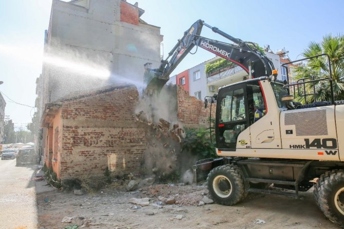 Buca’da Metruk Bina Yıkıldı