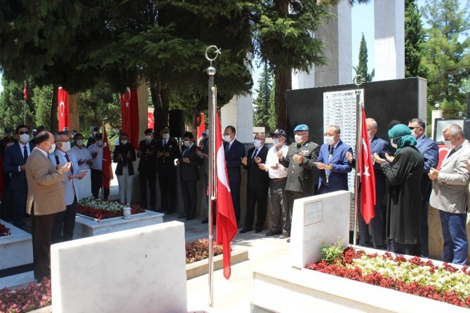 Şehitliği Ziyaret Eden Vali Atik, Şehit Aileleriyle Yakından İlgilendi